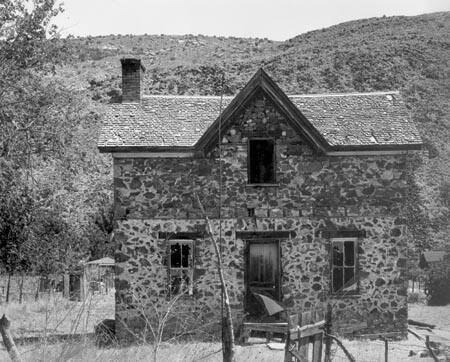 This house was built by the women in the early days while the men were out fighting Indians. That's why the stones are so small.