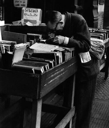 Fourth Ave, New York (man with lupe reading at Strand)