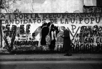 Buenos Aires (man reading while walking)