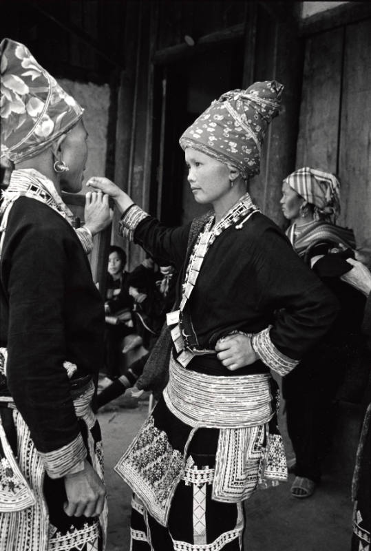 Red Dao Women at the Market in Muong Hum