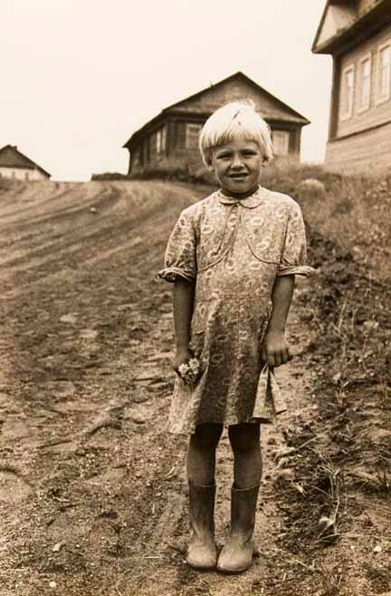 Untitled (girl with flowers)