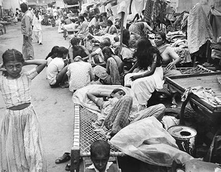 LL1213 (People and netting beds lining street)