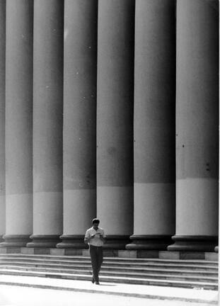 Personaje Caminando Frente a la Catedral de Buenos Aires