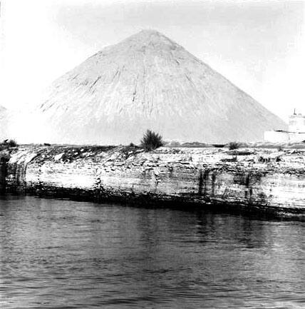 Salt Mountain, Chicago Sanitary and Ship Canal, from Changing Chicago