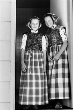 Lisa & Bara (Elm Spring), from the "Hutterite" series